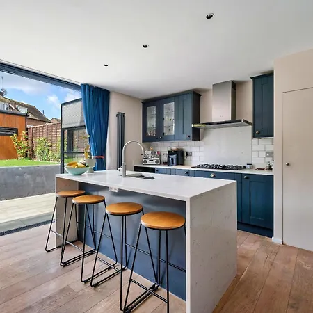 Villa Finest Retreats - The Secret Garden, Nr Wimbledon
